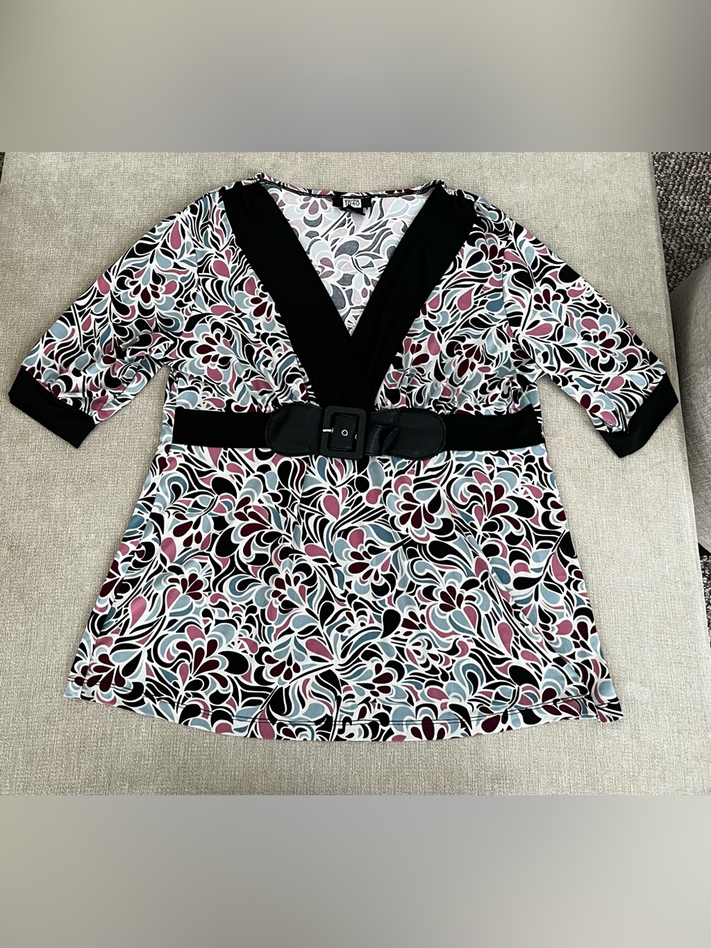 Black‎ Trim Floral Belted V-Neck Top